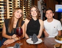 Claudia Zaragoza, Allison Cuevas y César Espinoza. GENTE BIEN JAISCO / T. Martínez