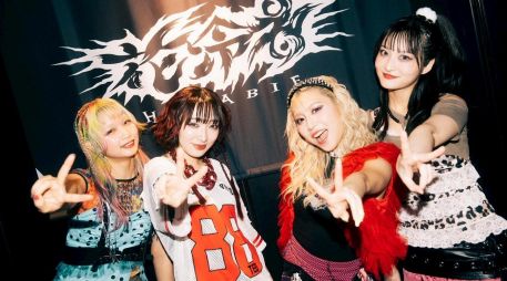 Fundada en 2015 por cuatro amigas durante su etapa escolar, la banda está integrada por Yukina (voz), Matsuri (guitarra), Hettsu (bajo) y Chika (batería). CORTESÍA