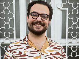 El escritor Daniel López Romo, posa con un ejemplar de su libro “Tienda de Mascotas”. CORTESÍA