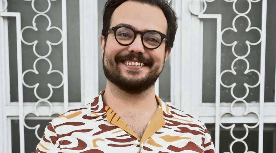 El escritor Daniel López Romo, posa con un ejemplar de su libro “Tienda de Mascotas”. CORTESÍA