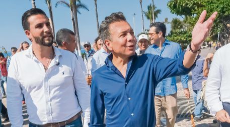 Como parte de la estrategia de reactivación económica del Estado, el gobernador Pablo Lemus realizó una visita de trabajo en Puerto Vallarta, donde fue recibido por el alcalde Luis Ernesto Munguía (a la izquierda). Garantizó apoyos para el puerto. ESPECIAL