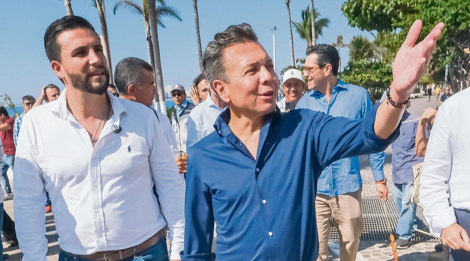 Como parte de la estrategia de reactivación económica del Estado, el gobernador Pablo Lemus realizó una visita de trabajo en Puerto Vallarta, donde fue recibido por el alcalde Luis Ernesto Munguía (a la izquierda). Garantizó apoyos para el puerto. ESPECIAL