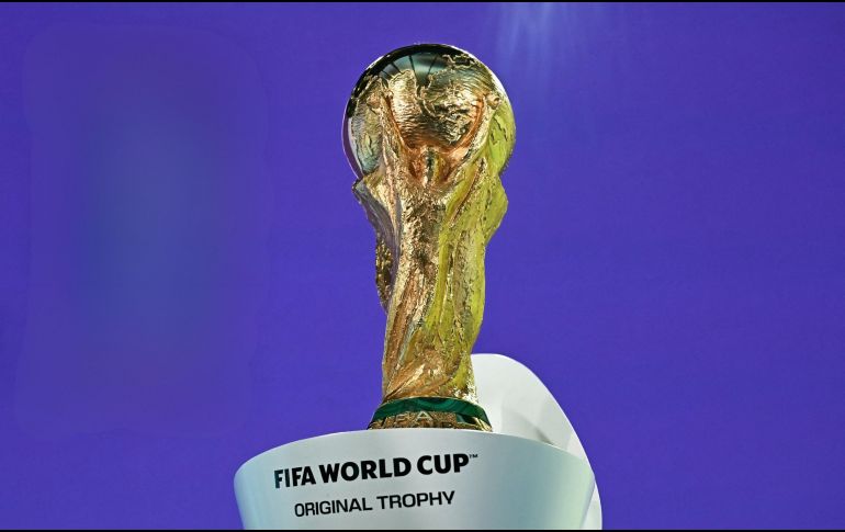 La Copa del Mundo, de 6.1 kilos de oro sólido de 18 quilates, aterrizó en territorio azteca exactamente a 104 días de que ruede el balón en la inauguración oficial. AFP / ARCHIVO