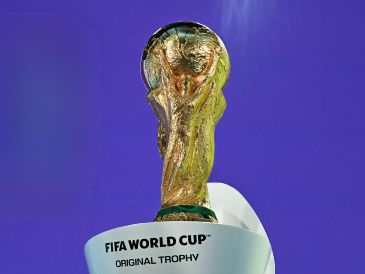 La Copa del Mundo, de 6.1 kilos de oro sólido de 18 quilates, aterrizó en territorio azteca exactamente a 104 días de que ruede el balón en la inauguración oficial. AFP / ARCHIVO
