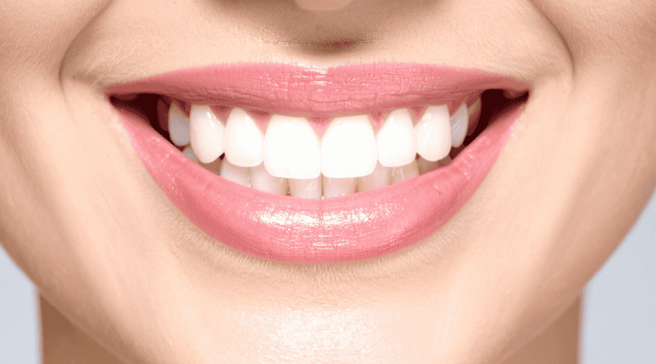 Vómito, diarrea, distensión gástrica o irritaciones de las mucosas son sólo algunas de las consecuencias que puede causar el agua oxigenada o bicarbonato de sodio si se utiliza para blanquear los dientes. CANVA