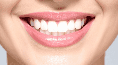 Vómito, diarrea, distensión gástrica o irritaciones de las mucosas son sólo algunas de las consecuencias que puede causar el agua oxigenada o bicarbonato de sodio si se utiliza para blanquear los dientes. CANVA