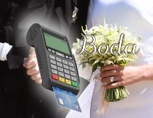 Recién casados ofrecen terminal bancaria para regalo de boda. EFE / ARCHIVO