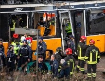 Los servicios de emergencia inspeccionan el lugar de un accidente después de que un tranvía descarrilara en la zona de Porta Venecia de Milán, en Milán, Italia, 27 de febrero de 2026. EFE/D. CANELLA