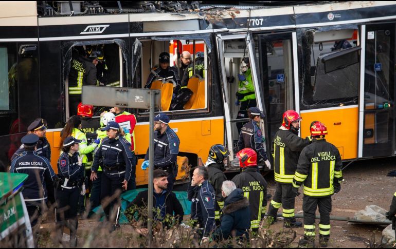Los servicios de emergencia inspeccionan el lugar de un accidente después de que un tranvía descarrilara en la zona de Porta Venecia de Milán, en Milán, Italia, 27 de febrero de 2026. EFE/D. CANELLA