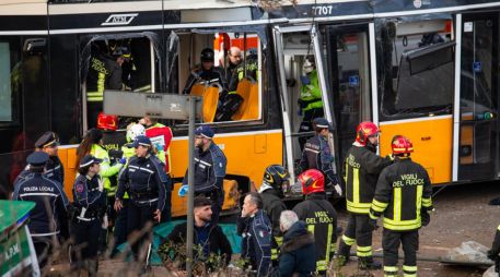 Los servicios de emergencia inspeccionan el lugar de un accidente después de que un tranvía descarrilara en la zona de Porta Venecia de Milán, en Milán, Italia, 27 de febrero de 2026. EFE/D. CANELLA