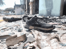 Entre cenizas, metal fundido y fachadas carbonizadas, la cuadra sigue contando su historia sin necesidad de palabras. SUN/J. C. Williams