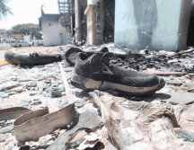 Entre cenizas, metal fundido y fachadas carbonizadas, la cuadra sigue contando su historia sin necesidad de palabras. SUN/J. C. Williams