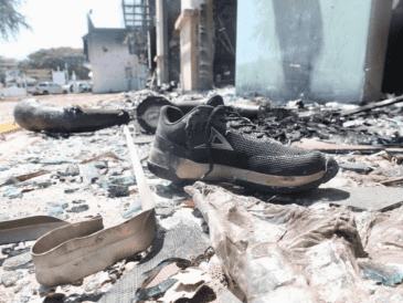 Entre cenizas, metal fundido y fachadas carbonizadas, la cuadra sigue contando su historia sin necesidad de palabras. SUN/J. C. Williams