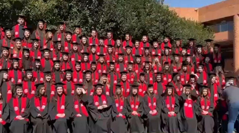 Paramédicos atendieron a 28 estudiantes en el lugar del accidente; cinco fueron trasladados a hospitales para una mejor evaluación. ESPECIAL