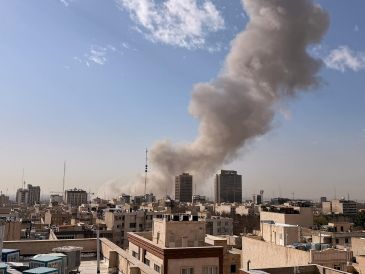 Una columna de humo se eleva al cielo tras una explosión en Teherán. Israel y las bases militares de Estados Unidos en la región se encuentran en alerta por la posible reacción de Irán. AP