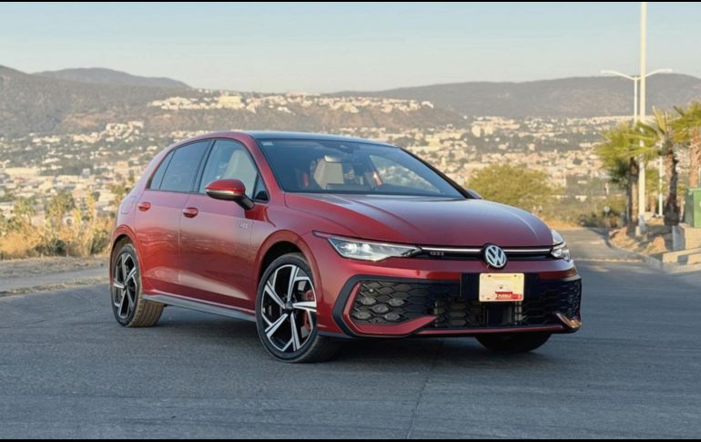 El Volkswagen GTI estrena faros y calaveras full LED, rines de 20 pulgadas y logotipo iluminado. CORTESÍA