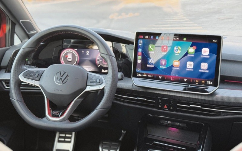 &nbsp;Combina acabados acojinados con detalles en plástico metalizado y negro piano, además de una pantalla central de 12.9 pulgadas. CORTESÍA