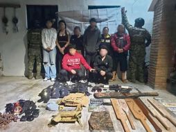 La Secretaría de Marina aseguró armamento, equipo táctico y uniformes durante el operativo en Puerto Vallarta. SUN