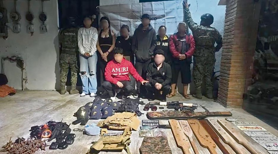 La Secretaría de Marina aseguró armamento, equipo táctico y uniformes durante el operativo en Puerto Vallarta. SUN