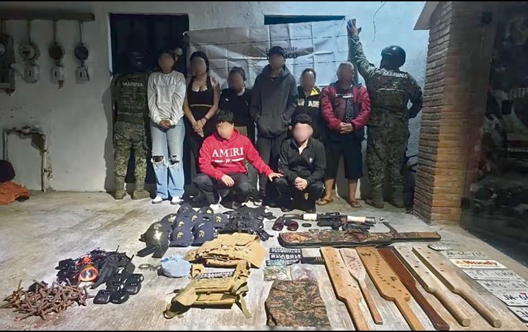 La Secretaría de Marina aseguró armamento, equipo táctico y uniformes durante el operativo en Puerto Vallarta. SUN