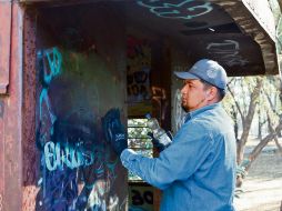 Personal especializado retira grafiti con técnicas que protegen la estructura y el valor patrimonial de la pieza. ESPECIAL