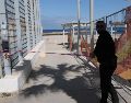 Un agente de seguridad israelí bloquea la entrada a la playa de Haifa tras la detección de misiles iraníes rumbo a Israel. EFEA. Safadi