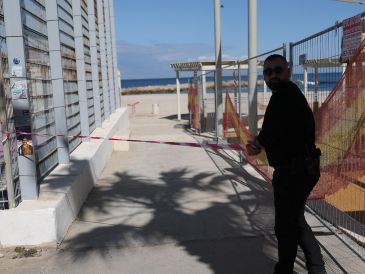 Un agente de seguridad israelí bloquea la entrada a la playa de Haifa tras la detección de misiles iraníes rumbo a Israel. EFEA. Safadi