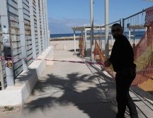 Un agente de seguridad israelí bloquea la entrada a la playa de Haifa tras la detección de misiles iraníes rumbo a Israel. EFEA. Safadi