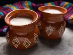 La diversidad microbiana del pulque depende del método utilizado en su preparación, así como del tipo de agave. ESPECIAL / CANVA