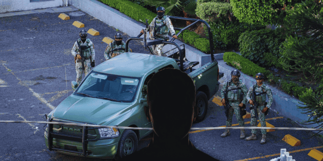 Seguridad en Jalisco: Hombre con arma gu&iacute;a a militares a lugar con arsenal en Puerto Vallarta