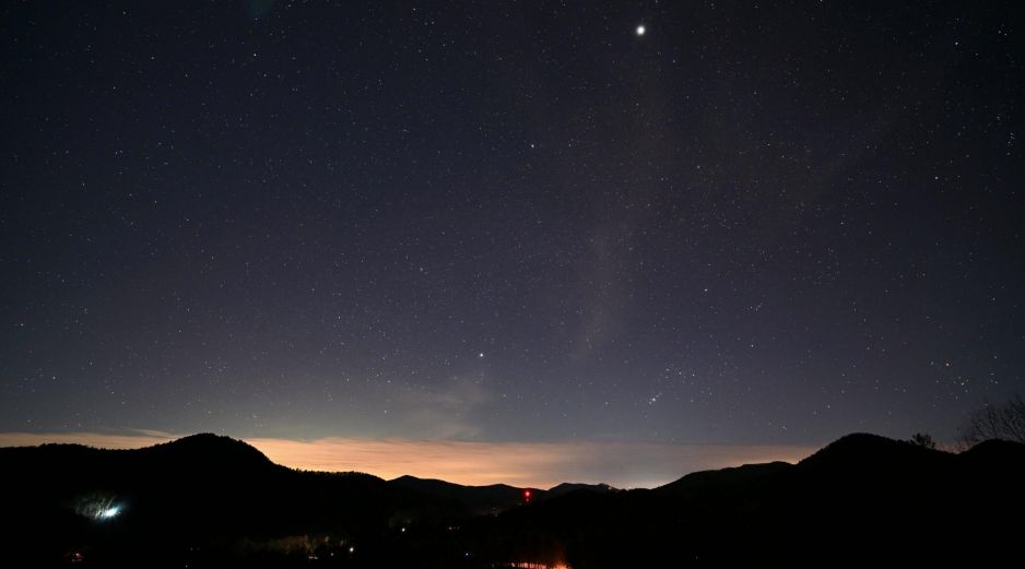 De acuerdo con el portal especializado en astronomía Star Walk, la mejor ventana de observación para esta alineación de seis planetas comenzará luego del atardecer. ESPECIAL / CANVA
