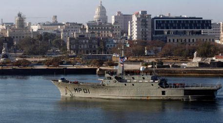 Los buques de apoyo logístico Papalopan y Huasteco, que partieron este martes de Veracruz, entraron el día de hoy a La Habana. EFE / Ernesto Mastrascusa