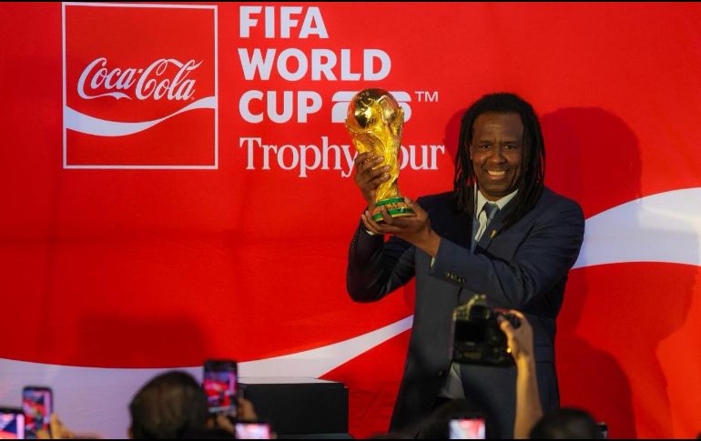 El trofeo del Mundial fue revelado por los invitados de honor y Roque Júnior lo presentó ante los asistentes tras sacarlo de la vitrina. EL INFORMADOR / A. Navarro