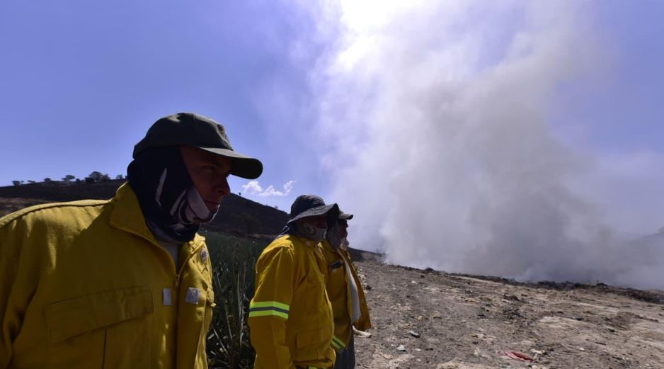 Brigadas y maquinaria pesada trabajan para contener el fuego y evitar que se extienda a la zona forestal cercana. CORTESÍA