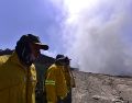 Brigadas y maquinaria pesada trabajan para contener el fuego y evitar que se extienda a la zona forestal cercana. CORTESÍA