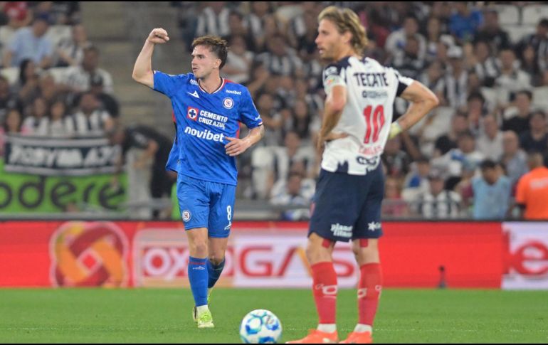 Agustín Palavecino selló el triunfo celeste con un gol clave para tomar el liderato. EFE/M. Sierra