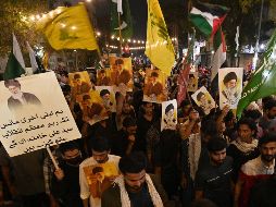 Personas sostienen retratos del líder supremo iraní, el ayatolá Alí Jamenei, durante una protesta contra Estados Unidos e Israel en Karachi, Pakistán. EFE/S. Akber