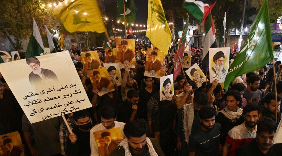 Personas sostienen retratos del líder supremo iraní, el ayatolá Alí Jamenei, durante una protesta contra Estados Unidos e Israel en Karachi, Pakistán. EFE/S. Akber