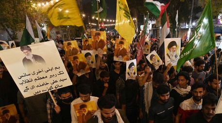 Personas sostienen retratos del líder supremo iraní, el ayatolá Alí Jamenei, durante una protesta contra Estados Unidos e Israel en Karachi, Pakistán. EFE/S. Akber
