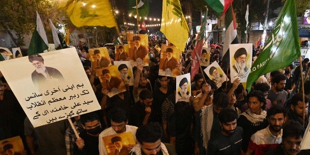 Pakist&aacute;n: Al menos seis muertos tras asalto popular al consulado de EU por muerte del ayatol&aacute;