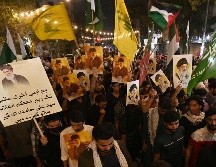 Personas sostienen retratos del líder supremo iraní, el ayatolá Alí Jamenei, durante una protesta contra Estados Unidos e Israel en Karachi, Pakistán. EFE/S. Akber