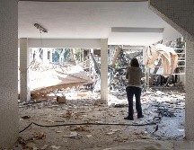 Israel ha reportado el impacto de tres misiles iraníes en su territorio. En la foto, los daños causados por una explosión en Tel Aviv. EFE/M. Gibelli