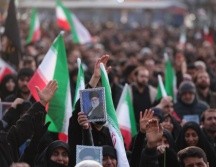 Personas se concentran en la plaza Enqelab de Teherán tras la muerte del líder supremo iraní, el ayatolá Alí Jameneí. EFE/A. Taherkenareh