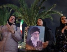 Iraníes lloran la muerte del líder supremo, el ayatolá Alí Jameneí, en la plaza Valiasr en Teherán, Irán, el 1 de marzo de 2026. EFE/EPA/A. Taherkenareh