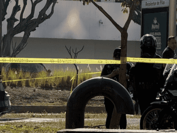 Uno de los automóviles afectados es un Nissan Versa que contaba con reporte de robo horas antes y que fue abandonado en el lugar. ESPECIAL / EL INFORMADOR