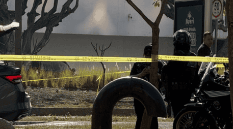 Uno de los automóviles afectados es un Nissan Versa que contaba con reporte de robo horas antes y que fue abandonado en el lugar. ESPECIAL / EL INFORMADOR