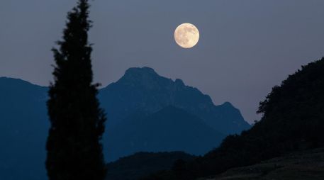 El mejor momento para verla será justo después del atardecer, cuando aparece en el horizonte con un tono más anaranjado debido a un efecto óptico de la atmósfera. PIXABAY