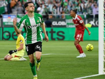 Álvaro Fidalgo se estrenó como goleador con el Betis al definir con clase en el derbi frente al Sevilla. AFP/ C. QUICLER.