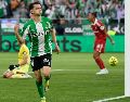 Álvaro Fidalgo se estrenó como goleador con el Betis al definir con clase en el derbi frente al Sevilla. AFP/ C. QUICLER.
