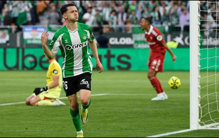 Álvaro Fidalgo se estrenó como goleador con el Betis al definir con clase en el derbi frente al Sevilla. AFP/ C. QUICLER.